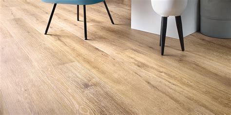 Detail van een PVC vloer met een houtlook afwerking