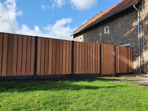 Voorbeelden van houten schuttingen en meubels vóór en na behandeling