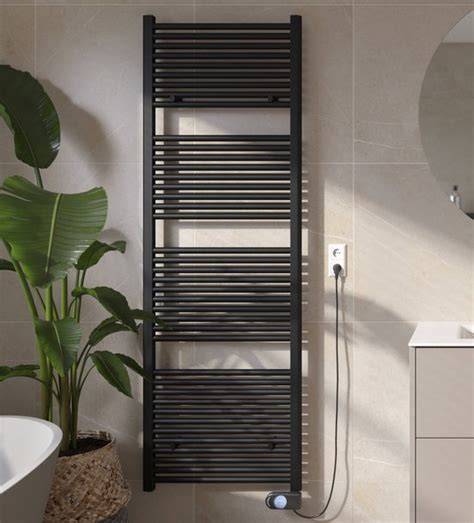 Voorbeeld: handdoekradiator in badkamer (zwart en wit)