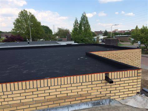 Infographic: stappenplan voor aansluiting plat dak op gevel