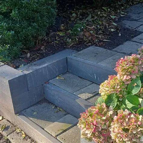 voorbeeld beton tuintrap met stapelblokken en tuintegels