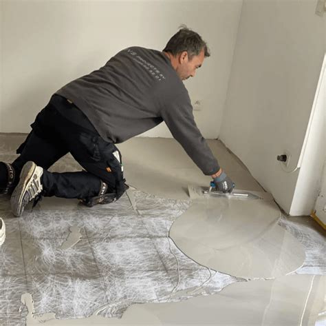 Visualisatie van de verschillende lagen van een gietvloer (primer, schraplaag, gietlaag, topcoat)