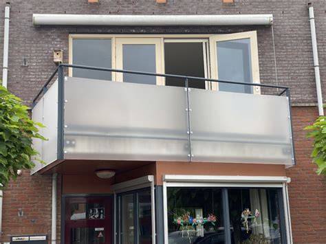 Plexiglas scherm op balkon (illustratie)