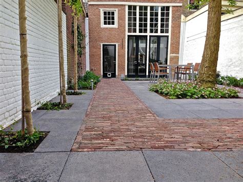 Overzicht van verschillende materialen voor opritbestrating: klinkers, tegels, grind en beton.