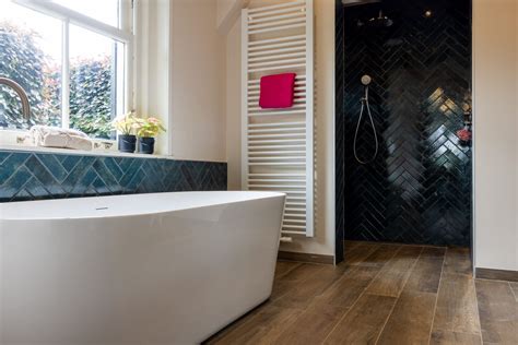 Collage van tevreden klanten met hun gerenoveerde badkamers