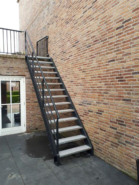 Voorbeeld van antislipbehandeling op een buitentrap