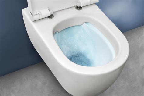 Illustratie van een toilet zonder spoelrand (Rimfree) die het schoonmaakgemak benadrukt.