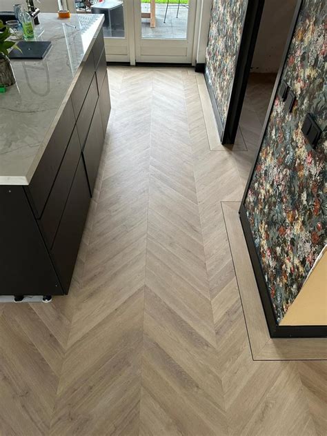 Voorbeelden van verschillende PVC dessins: hout, steen, betonlook en visgraat