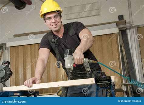 een timmerman aan het werk aan een kozijn