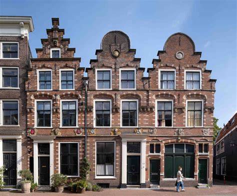 Gezichten op gevels Haarlem Jansstraat 61-63-63a: drie trapgevels met 27 portretkoppen