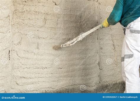 Illustratie van het aanbrengen van gips op een muur met behulp van een troffel en spaan.