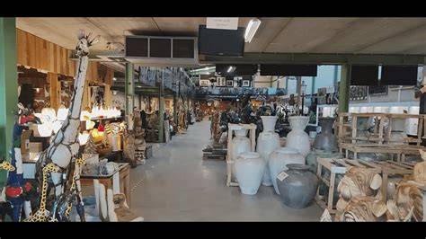 Impressie van Eliassen showroom in Ammerzoden met diverse engelenbeelden