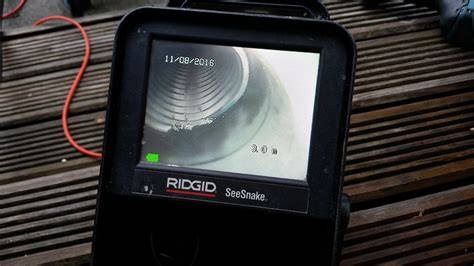 Illustratie van camera-inspectie en rookdetectie in riool