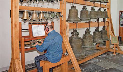 Beelden van de onthulling en het terugkeren van het carillon