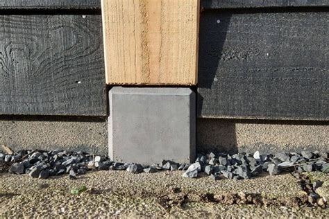 Infographic: stappenplan houten paal op betonpoer