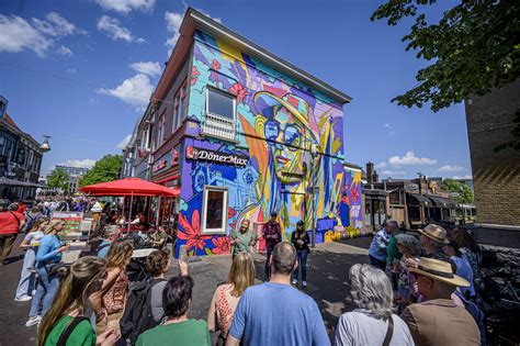 Illustratie van Ehrenfeld met kleurrijke street art