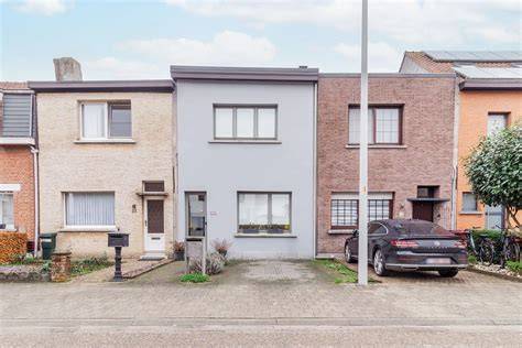 Fotomontage van Belgi esch Viertel met gevelbloemen en gezellige straten