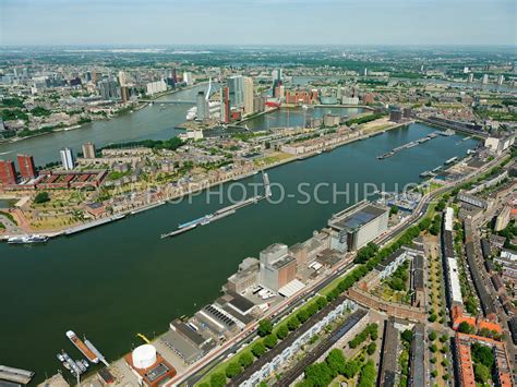 Rijnhaven met uitzicht op de Rijn en kranen