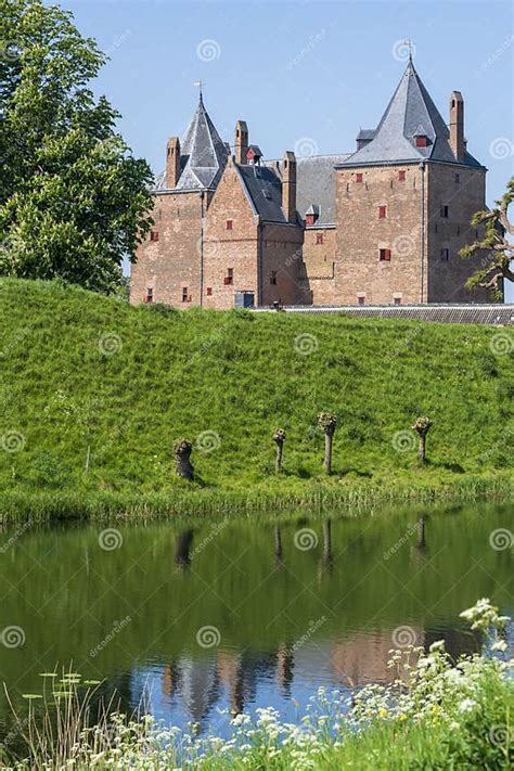 Overzicht van Fort X en de rijke architectuur in Agnesviertel