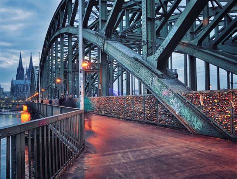 Avondzicht op de Hohenzollernbrücke met liefdessloten
