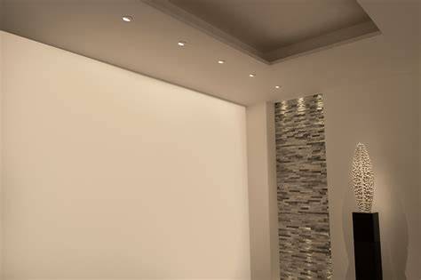 Illustratie van soorten gevelverlichting: uplight, downlight, wall washing, en gobo-projection