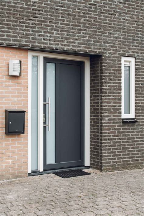 Overzicht van verschillende soorten kunststof buitendeuren met kozijn.