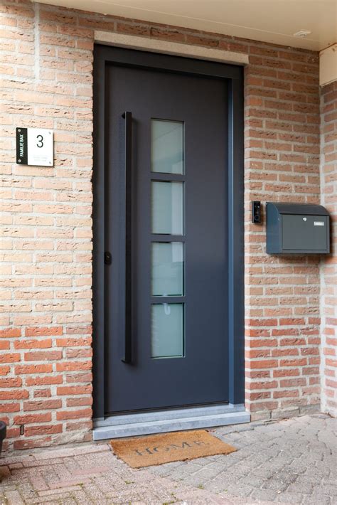 Voorbeeld van een hoogwaardige, op maat gemaakte antraciet houten voordeur.