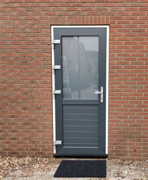 Voorbeeld van een kunststof buitendeur met een decoratief paneel.