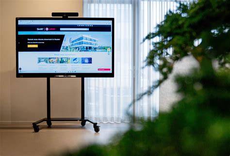 Nieuwe routing en meubilair: bredere paden, digitaal scherm en grotere selfscan-kassa's.