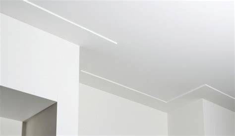 Foto van gestucte wanden en plafond met sierlijst