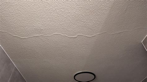 Detailfoto van gladpleisterwerk op plafond