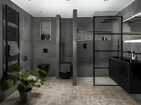 Foto van een moderne badkamer met een zwarte loft douchewand