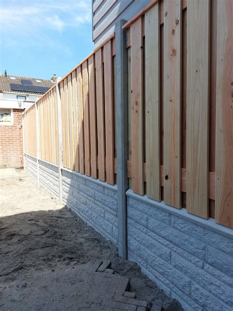 Diagram van schuttingopstelling met betonpalen en rubbings
