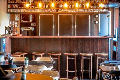Afbeelding: mandje met schoenen aan plafond in een Gentse kroeg