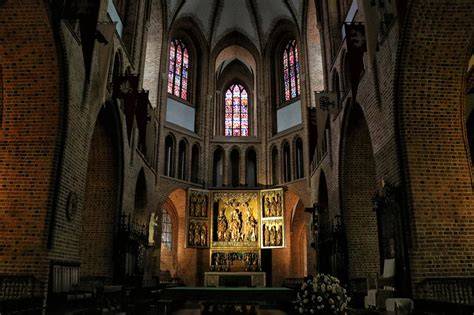 Interieur van Retsin’s Lucifernum met gotische elementen
