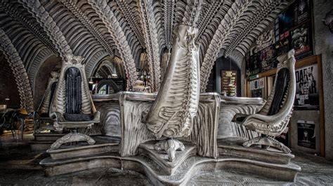HR Giger Bar in Gruyères met bijzondere kunst en inrichting