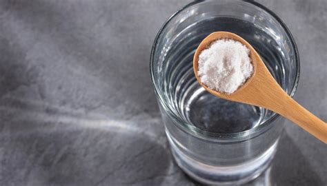 Gorgelen met zout water, stoominhalatie en het drinken van thee met honing als huismiddeltjes.