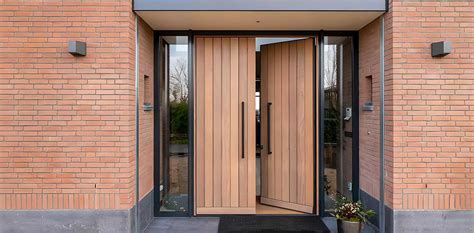 Kunstig ingerichte voordeur met houten blokken en groenblijvende beplanting