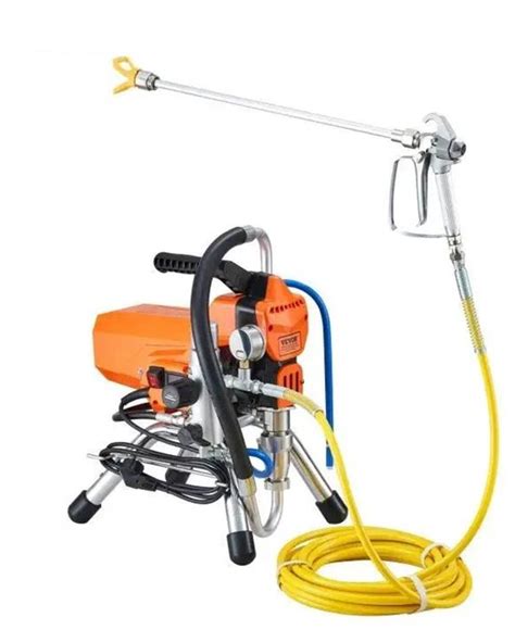 Airless verfspuitmachine die latex aanbrengt op schuine dakplaten