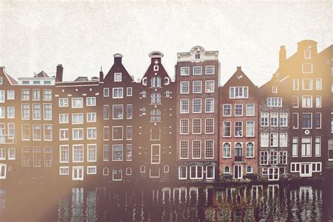 Illustratie van diverse Amsterdamse grachtenpanden met verschillende gevelstijlen.