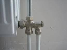 Illustratie van een Uponor radiator aansluitblok met onderblok en zijaansluitingen