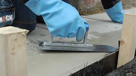 Gebruik van een plakspaan om egalisatiemiddel te verdelen