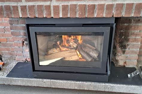 Illustratie van een veilige opstelling van een houtkachel met de aanbevolen afstand tot brandbare materialen.