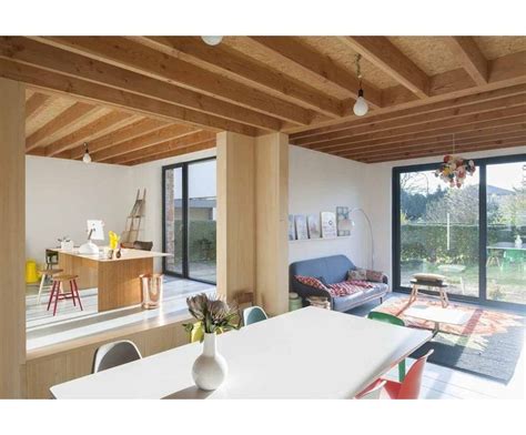 Interieur van een houtskeletwoning met zichtbare houtconstructie