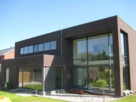 Impressie van een moderne prefab woning met grote glaspartijen