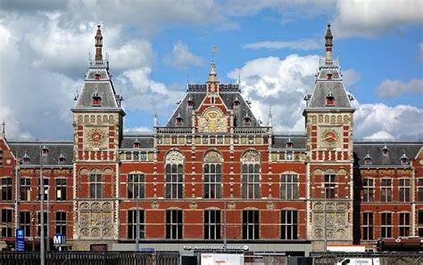 architectuurdetails van het oude stationsgebouw met Amsterdamse School-invloeden