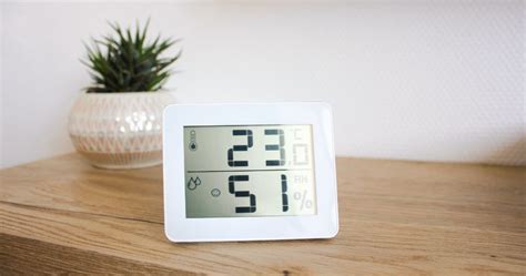 Illustratie van een hygrometer die de ideale luchtvochtigheid voor houten vloeren aangeeft.