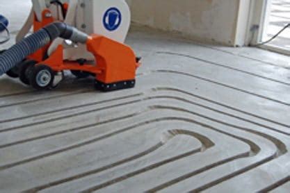 Visualisatie van het frezen van sleuven voor vloerverwarming in een bestaande vloer.