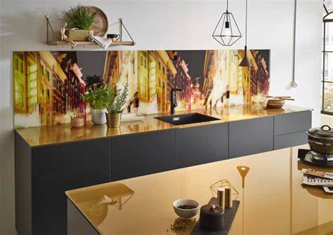 Illustratie: Voorbeelden van achterwanden achter werkbladen (keramiek, glas, RVS, HPL)