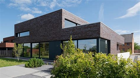 Een moderne woning in volle glorie met strakke gevel en contrasterende deuren